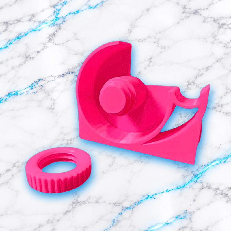 Coupe Washi rose fuchsia pour Diamond Painting UnBrunBarbu, présenté démonté avec sa molette de fixation amovible, accessoire imprimé en 3D pour découper le washi tape, sur fond marbre blanc veiné de bleu électrique.