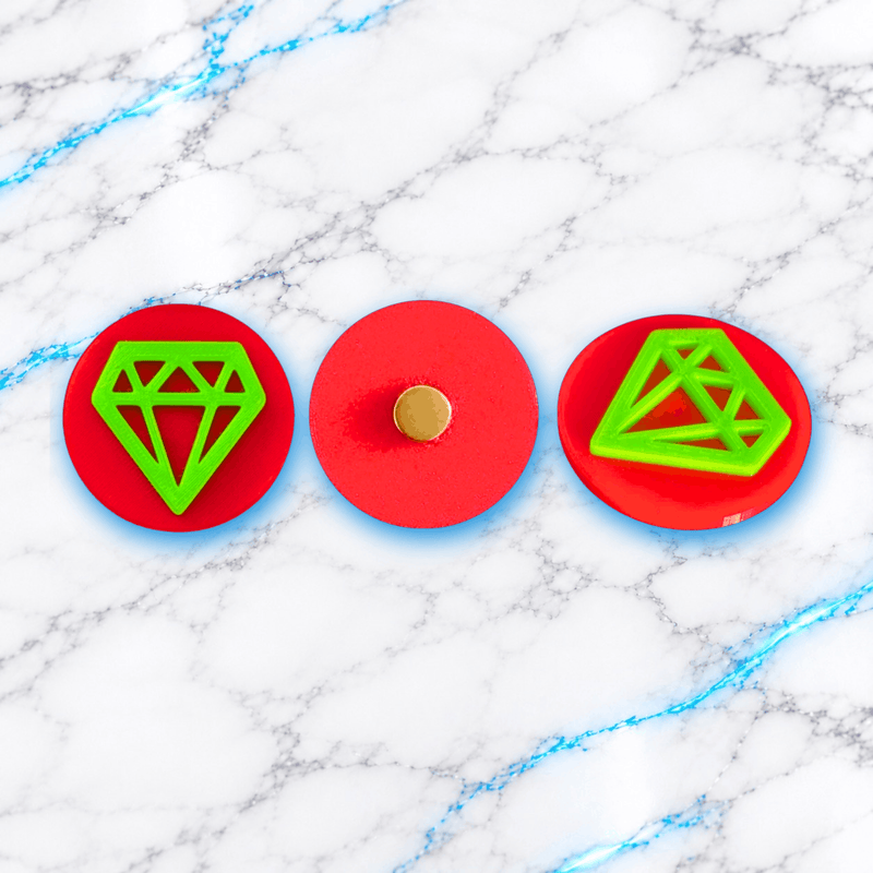 Coverminder 3D Diamant personnalisable pour Diamond Painting, accessoire magnétique rond rouge avec motif diamant vert fluo en relief, présenté sous trois angles, idéal pour maintenir le film protecteur d'une toile de broderie diamant.