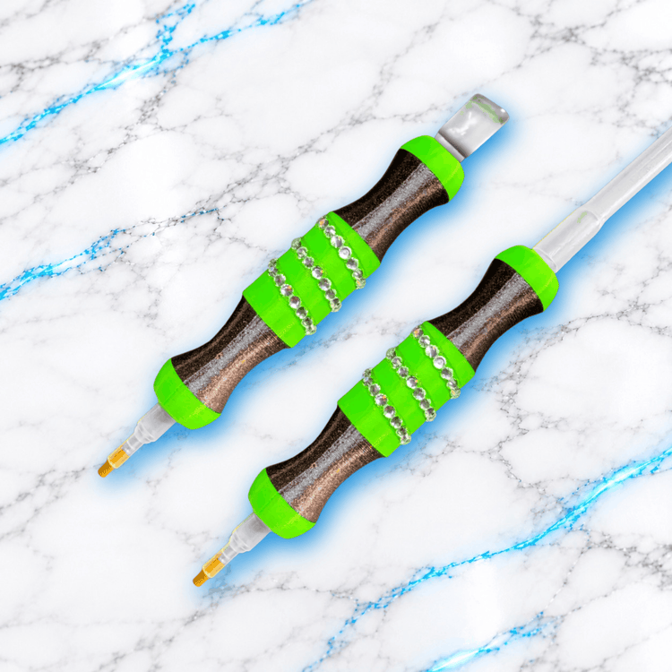Deux crayons 3D Slim Barbu Glitter pour Diamond Painting, finition noire métallisée et vert fluo, avec anneaux ornés de strass et embouts interchangeables.