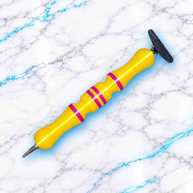 Crayon 3D StyloMagik 4 pour Diamond Painting, modèle ergonomique jaune avec anneaux roses, pointe métallique et accessoire noir à l'extrémité.