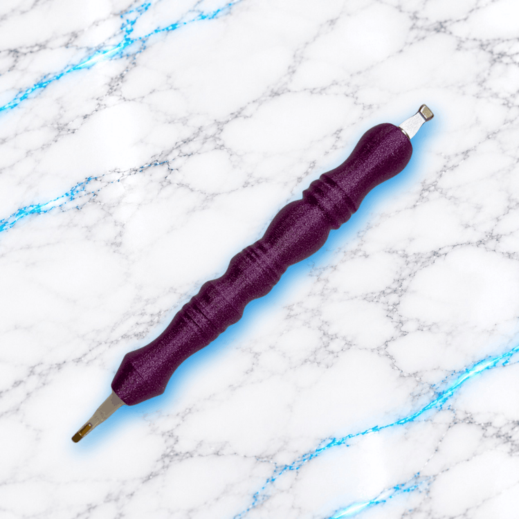 Vue détaillée du crayon 3D Unicorn pour Diamond Painting, stylet ergonomique violet pailleté avec manche sculpté et embouts métalliques pour broderie diamant.