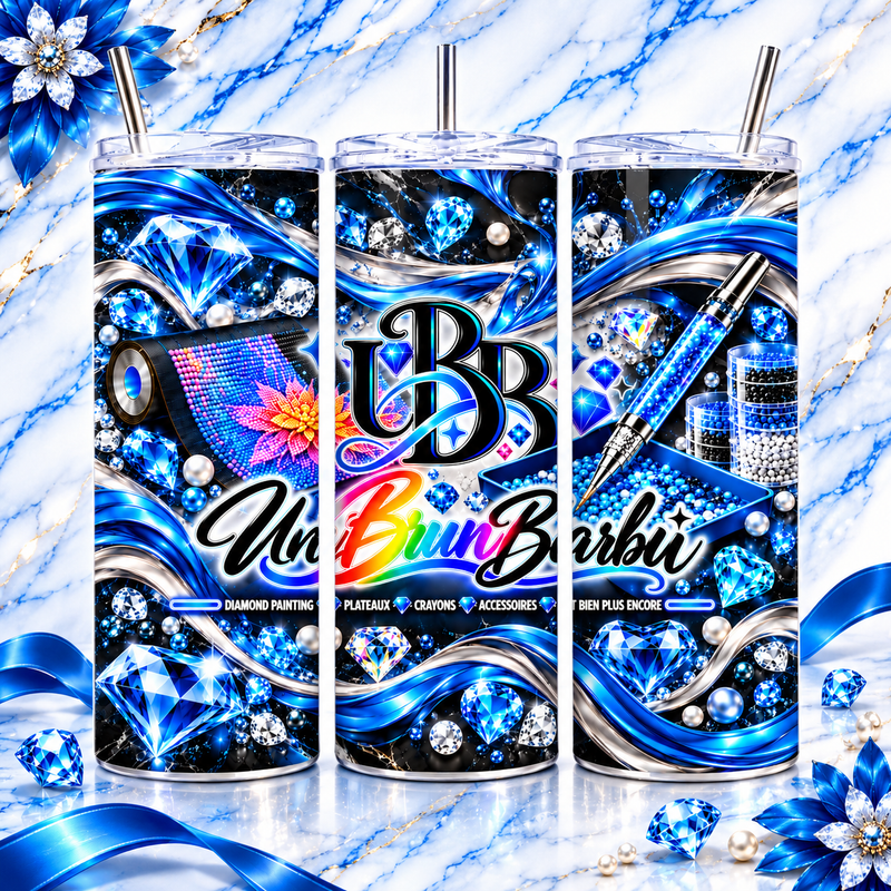 Gobelet isotherme avec paille UBB Éclat Bleu sous trois angles, avec logo UnBrunBarbu, diamants bleus et accessoires de Diamond Painting illustrés.
