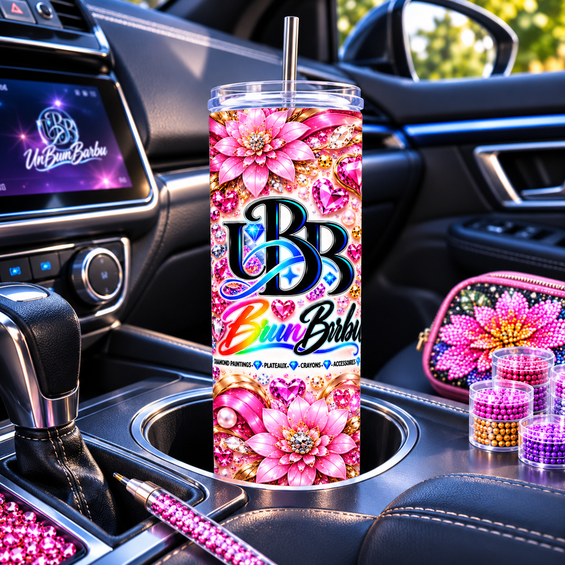 Gobelet isotherme UBB Éclat Rose avec couvercle et paille métallique, placé dans le porte-gobelet d’une voiture.