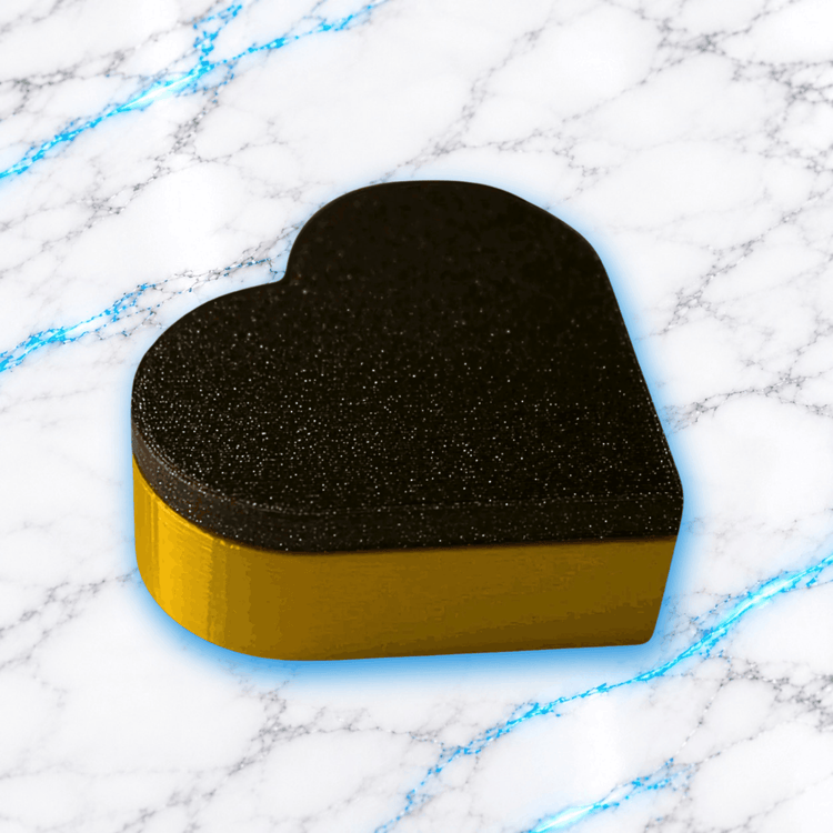 La Love Poubelle UnBrunBarbu, accessoire pour Diamond Painting imprimé en 3D en forme de cœur, avec couvercle noir pailleté et base jaune doré, idéal pour recueillir les diamants inutilisables.