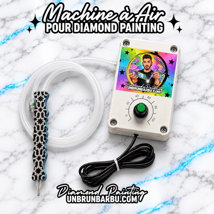 Machine à air pour Diamond Painting UnBrunBarbu avec crayon ergonomique à motifs noirs et blancs, tuyau transparent et boîtier électrique à puissance réglable, sur fond marbre blanc et bleu.