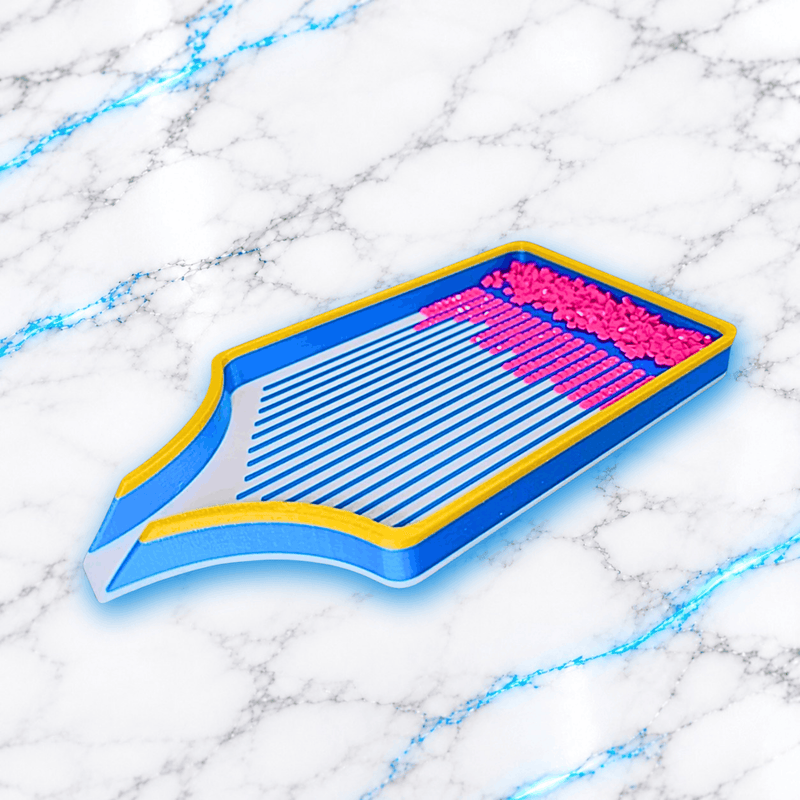 Plateau 3D Diamond Painting Le Big Indispensable 2.0 XXL UnBrunBarbu, bleu avec bordures jaunes, fond blanc rainuré et diamants carrés roses, présenté en perspective avec bec verseur.