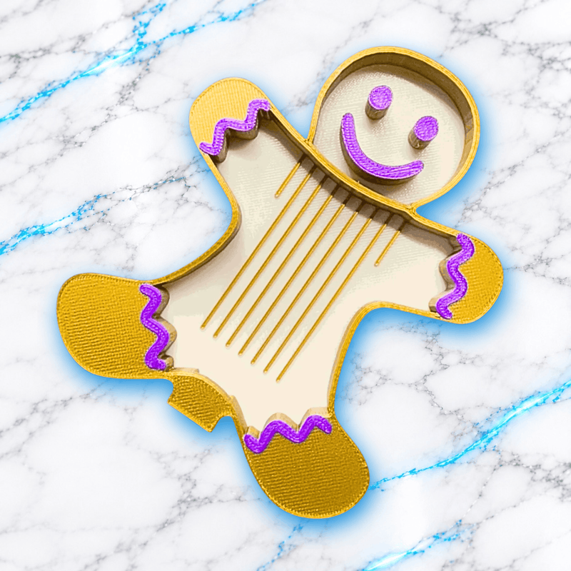 Plateau 3D Diamond Painting en forme de bonhomme pain d'épice de Noël, vide, avec contours dorés, fond crème, décorations violettes et rainures pour aligner les diamants, création UnBrunBarbu.
