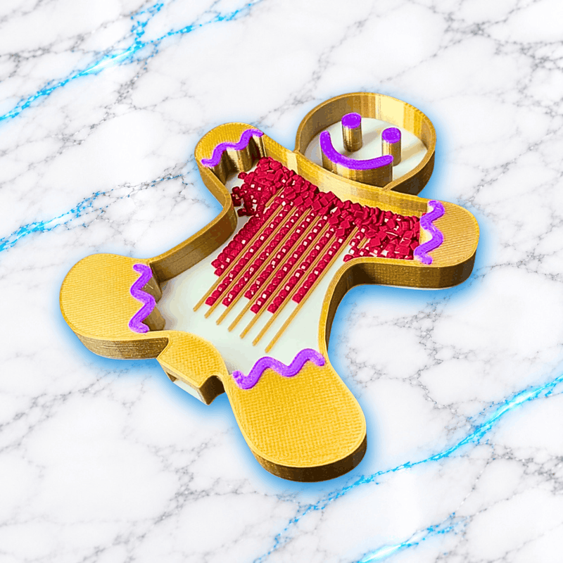 Vue en perspective du plateau 3D Diamond Painting bonhomme pain d'épice de Noël, doré avec décorations violettes, contenant des diamants carrés rouges alignés dans les rainures, création UnBrunBarbu.