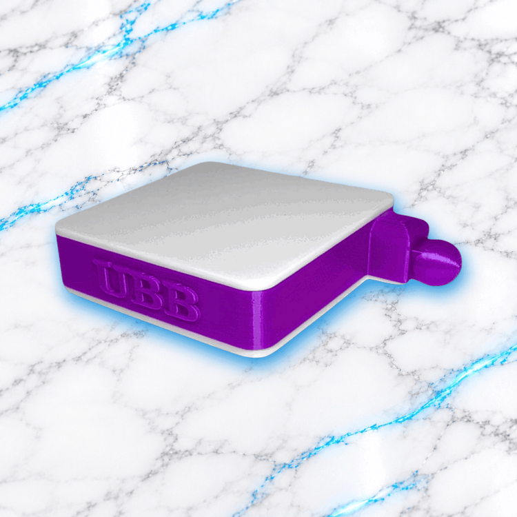 Plateau 3D Diamond Painting Carre UBB violet et blanc, presente ferme en vue perspective avec couvercle blanc, inscription UBB en relief sur le cote et bouchon verseur violet, creation UnBrunBarbu.