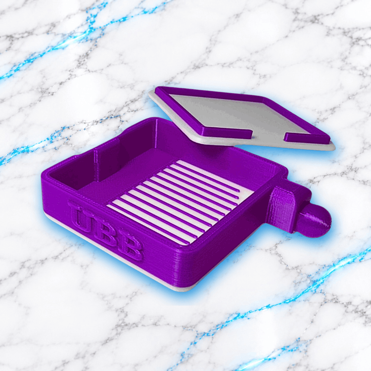 Plateau 3D Diamond Painting Carre UBB violet et blanc, presente ouvert avec couvercle amovible, lignes d'alignement pour diamants, bouchon verseur et inscription UBB en relief.