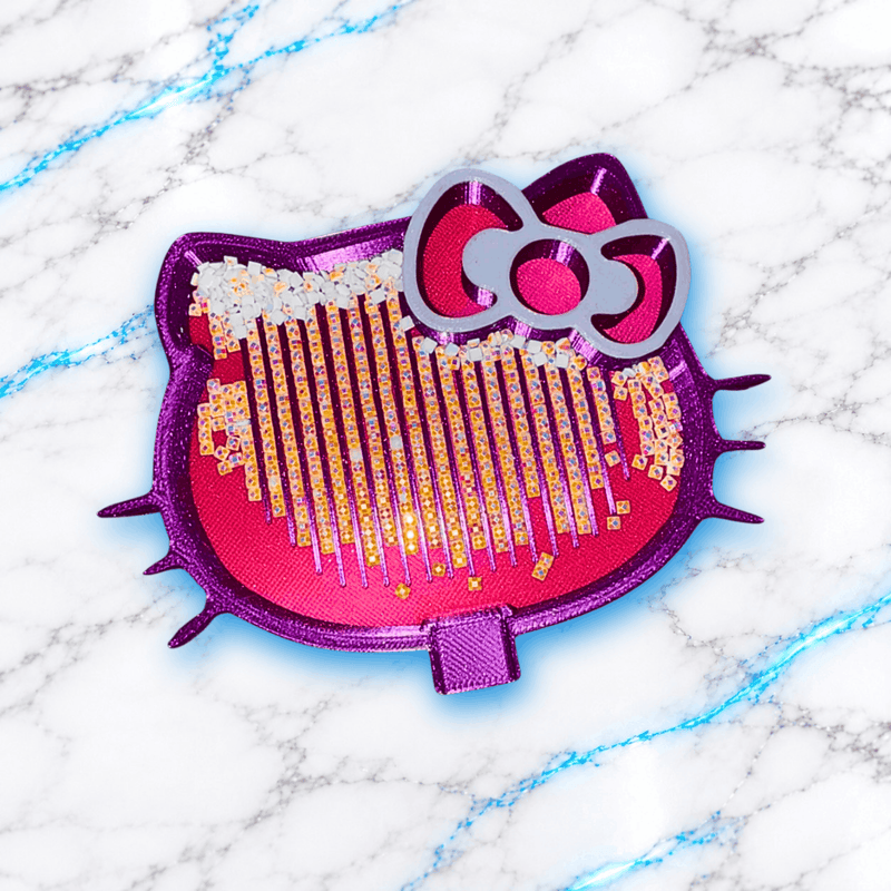 Plateau 3D Diamond Painting Chat Kawaii UnBrunBarbu, rose et violet pailleté avec nœud décoratif, rempli de diamants carrés blancs et multicolores alignés dans les rainures.