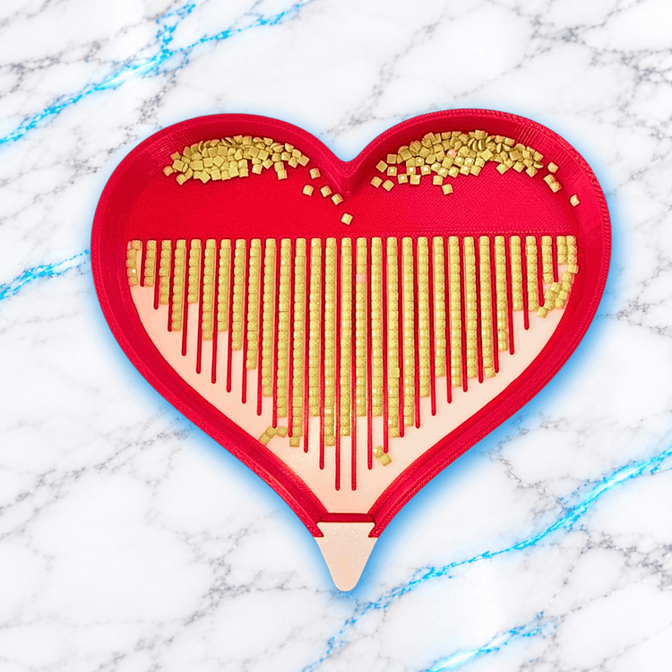 Plateau 3D Diamond Painting Coeur Valentine en forme de coeur rouge et rose clair, avec diamants carres jaunes alignes dans les rainures, zones de regroupement et bec verseur, creation UnBrunBarbu.