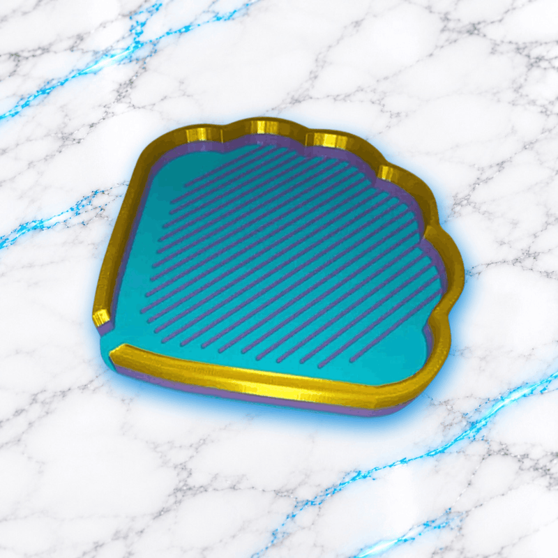 Plateau 3D Diamond Painting Le Coquillage UnBrunBarbu, vue en perspective, avec fond turquoise, rainures violettes pour aligner les diamants et bordure dorée brillante, présenté sur un fond marbré blanc aux veines bleues.