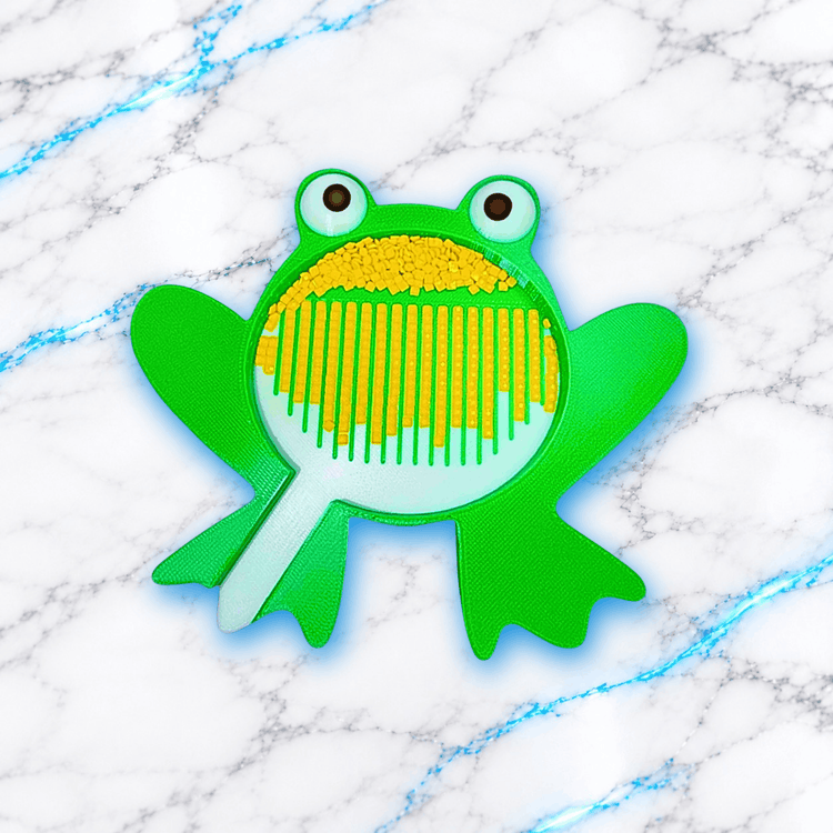 Plateau 3D Diamond Painting en forme de grenouille verte avec grands yeux, diamants carrés jaunes alignés dans les rainures, zone de récupération et bec verseur, création UnBrunBarbu.