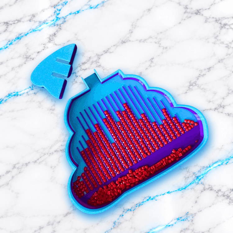 Plateau 3D Diamond Painting La Crotte UnBrunBarbu bleu turquoise et violet, présenté avec son bouchon amovible retiré, rainures remplies de diamants carrés rouges et compartiment de récupération, sur fond marbré blanc aux veines bleues.