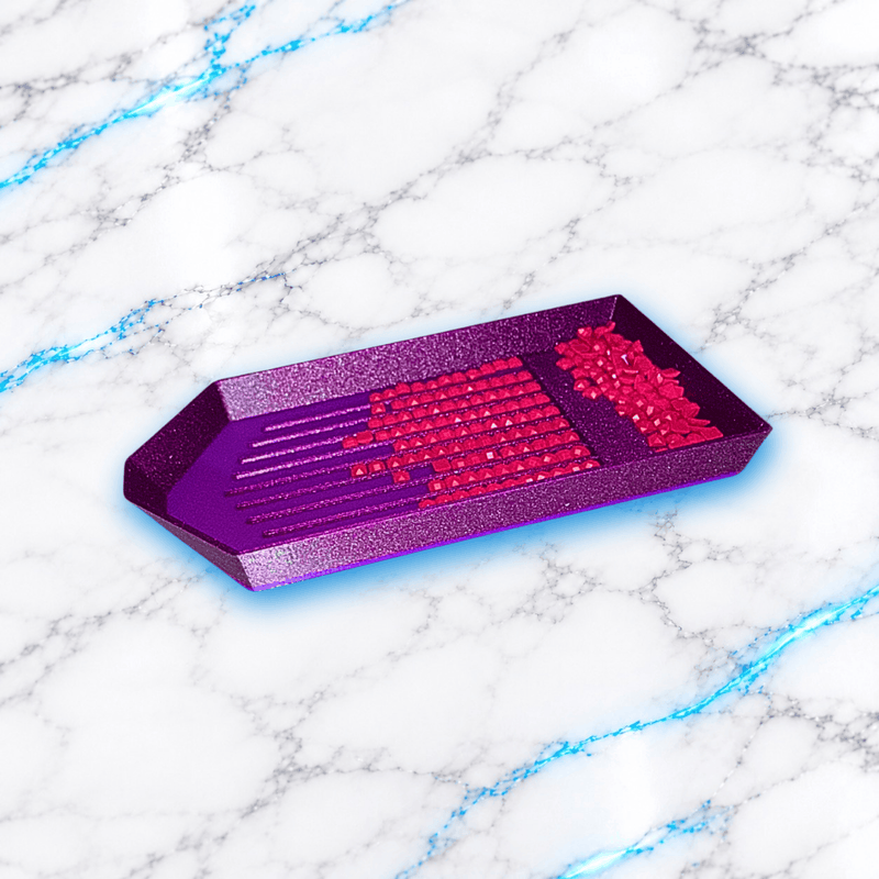 Plateau 3D Diamond Painting Le Basic violet paillete avec diamants carres roses alignes dans les rainures et zone de regroupement des diamants, creation UnBrunBarbu.