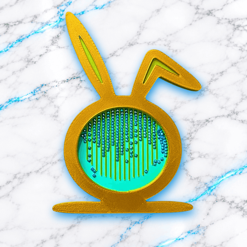 Plateau 3D Diamond Painting Le Big Bunny UnBrunBarbu, en forme de lapin aux grandes oreilles dorées, avec fond turquoise, rainures vertes et diamants bleus alignés, présenté sur fond marbré blanc aux veines bleues.
