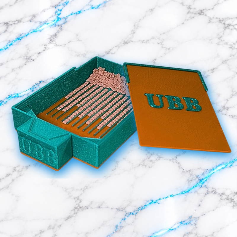 Plateau 3D Diamond Painting Le Coulissable UBB vert paillete et orange, ouvert avec diamants carres alignes, couvercle coulissant retire et bouchon verseur integre, creation UnBrunBarbu.