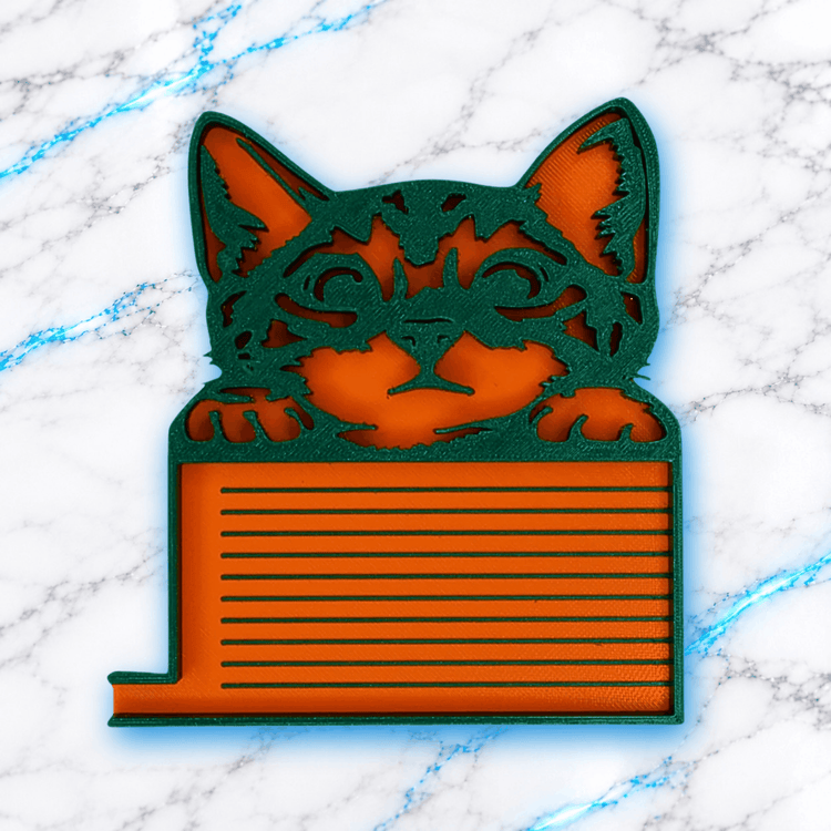 Plateau 3D Diamond Painting Le P'tit Chat UnBrunBarbu, vue de dessus, représentant un chat aux yeux fermés et aux pattes posées sur un plateau orange, avec contours vert foncé et rainures de tri horizontales, sur marbre blanc veiné de bleu.