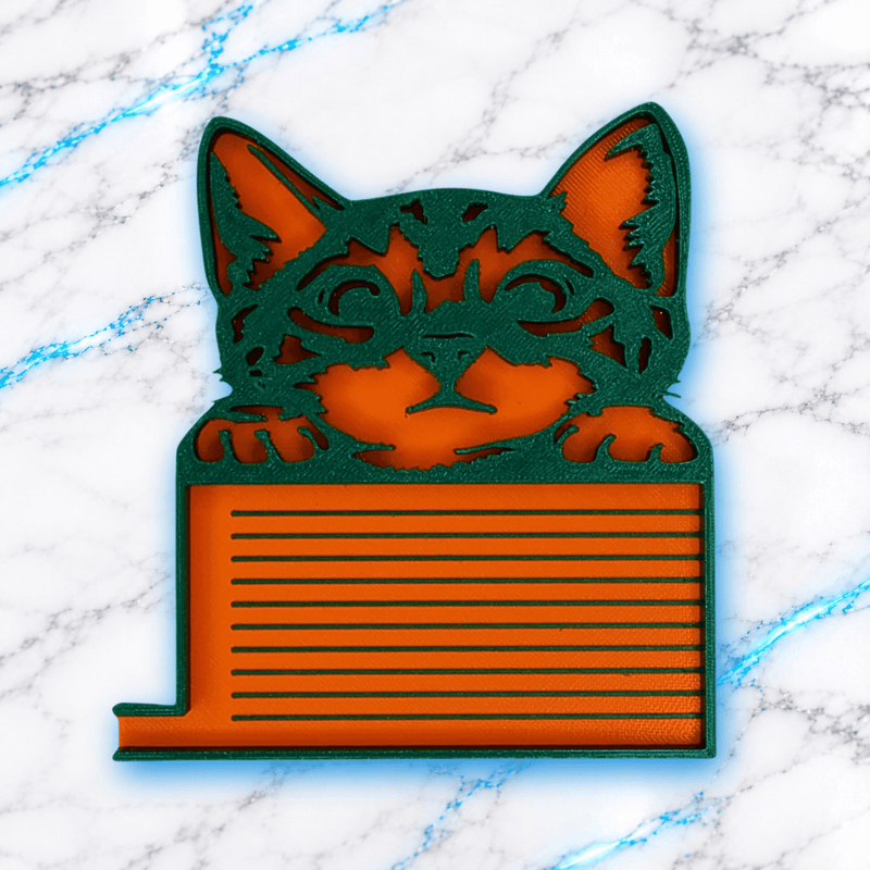 Plateau 3D Diamond Painting Le P'tit Chat UnBrunBarbu, vue de dessus, représentant un chat aux yeux fermés et aux pattes posées sur un plateau orange, avec contours vert foncé et rainures de tri horizontales, sur marbre blanc veiné de bleu.