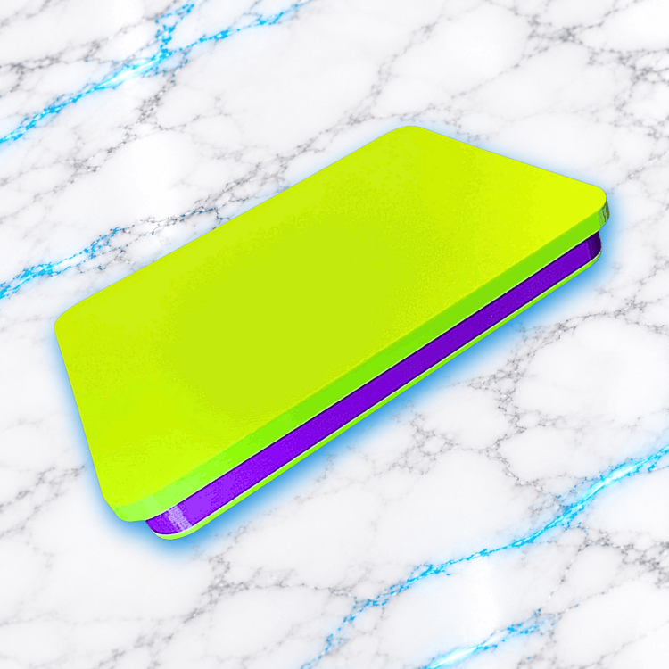 Plateau 3D Diamond Painting Medium Security violet avec couvercle vert fluo ferme, vue en perspective montrant son systeme de fermeture pour proteger les diamants, creation UnBrunBarbu.