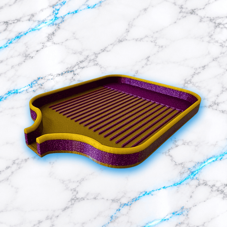 Plateau 3D Diamond Painting Le No Washi 2.0 UnBrunBarbu, violet pailleté et doré, avec longues rainures d'alignement, rebords surélevés et ouverture de versement arrondie, présenté vide en vue de trois quarts sur fond marbré blanc aux veines bleues.
