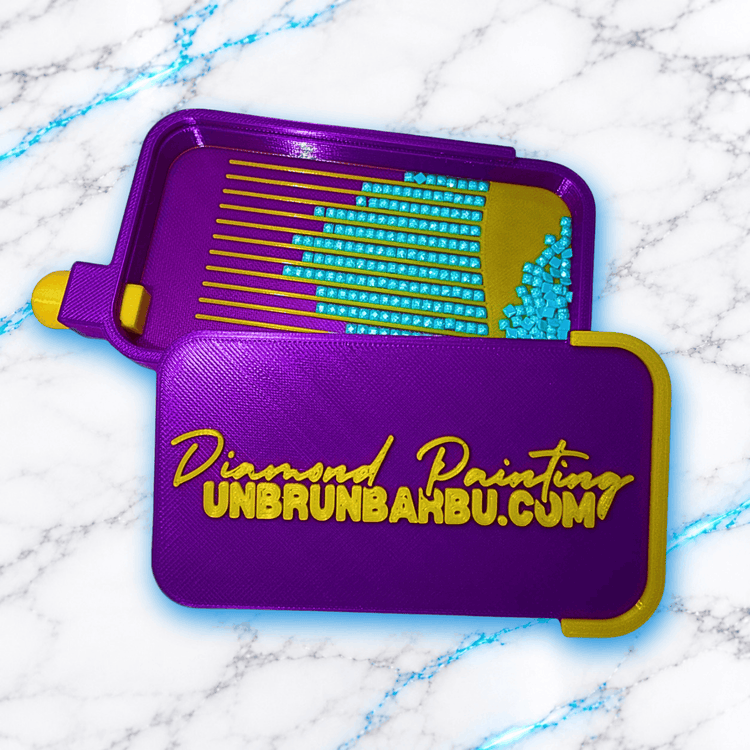 Plateau 3D Diamond Painting No Washi Wavy Medium violet et jaune avec couvercle coulissant ouvert, diamants bleus alignés dans les rainures et inscription UnBrunBarbu en relief.