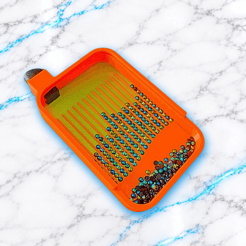 Plateau 3D Diamond Painting Le No Washi Wavy UnBrunBarbu orange, présenté sans couvercle avec fond vert anis, rainures d'alignement remplies de diamants ronds multicolores et zone de récupération, sur fond marbré blanc aux veines bleues.