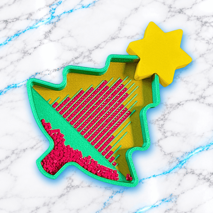 Plateau 3D Diamond Painting Sapin de Noël UnBrunBarbu, vert pailleté avec fond doré et étoile jaune, rempli de diamants carrés roses alignés dans les rainures.