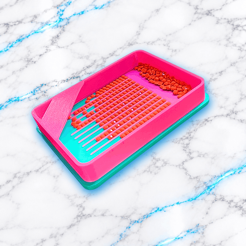 Plateau 3D Diamond Painting Small Security rose et turquoise ouvert, avec diamants carres orange alignes dans les rainures, compartiment de stockage et protection anti-renversement, creation UnBrunBarbu.