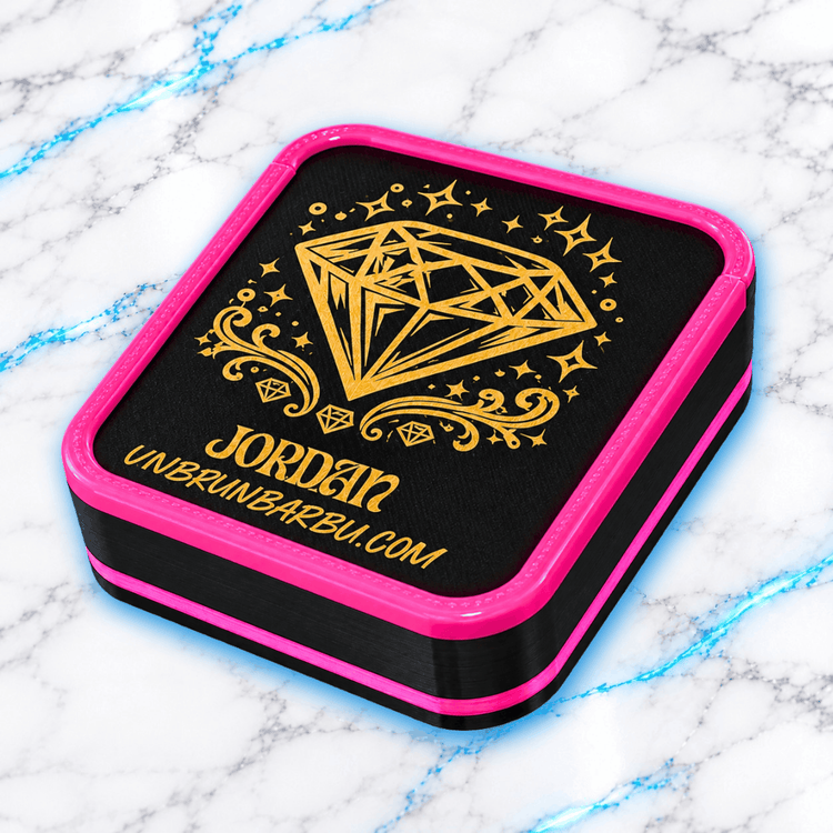 Plateau Diamond Painting BarbuTray gravé taille S, noir avec bordures rose fuchsia, couvercle orné d'un grand diamant doré entouré d'étoiles scintillantes et de motifs décoratifs, création UnBrunBarbu.