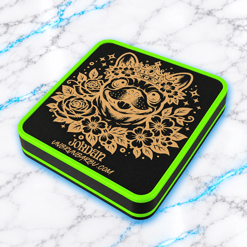 Plateau Diamond Painting BarbuTray gravé taille XL, noir avec bordures vert fluo, gravure dorée d'un panda roux couronné entouré de roses, fleurs et étoiles, création UnBrunBarbu.