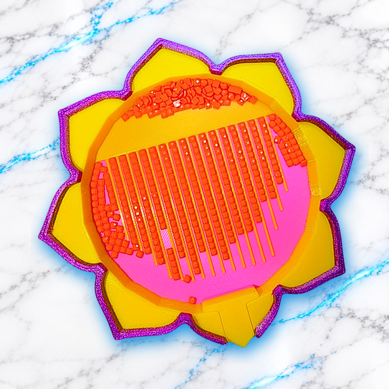 Plateau Diamond Painting Flower Lotus jaune et rose à bordure violette, avec diamants carrés orange alignés et bouchon jaune en place.