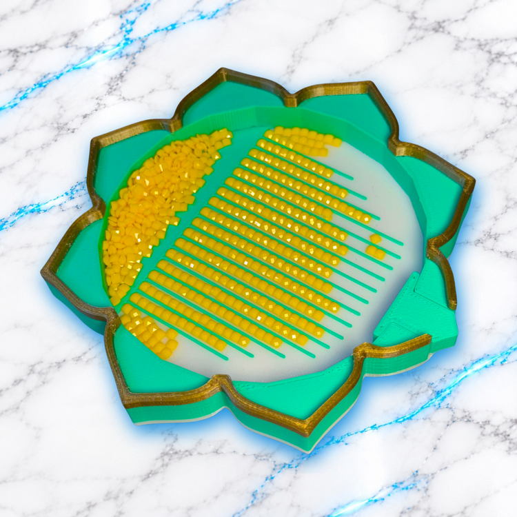 Plateau Diamond Painting Flower Lotus vert menthe à bordure dorée et fond blanc, avec diamants carrés jaunes alignés et bouchon en place.