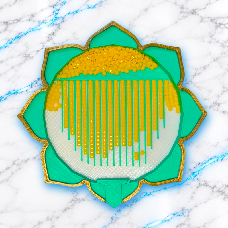 Vue du dessus du plateau Diamond Painting Flower Lotus vert menthe à bordure dorée et fond blanc, avec diamants jaunes alignés et bouchon en place.