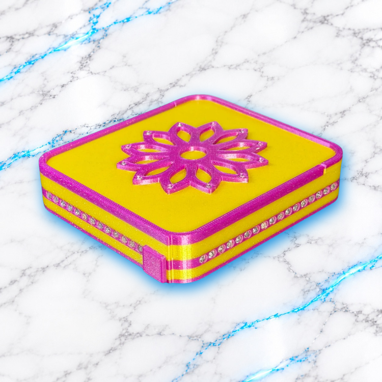 Plateau Diamond Painting Flower Strass jaune et rose fermé, avec fleur rose sur le couvercle et rangée de strass sur les côtés.