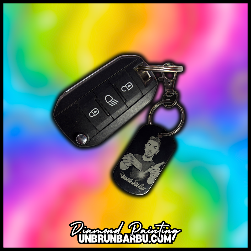 porte clés diamond painting logo unbrunbarbu accroché à une clé de voiture