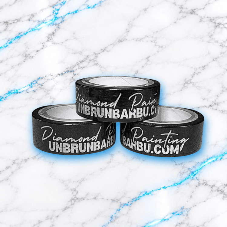 Lot de trois rouleaux de Washi Tape UnBrunBarbu 2.0 pour Diamond Painting, ruban adhésif noir avec inscription blanche Diamond Painting UNBRUNBARBU.COM, sur fond marbre blanc veiné de bleu électrique.