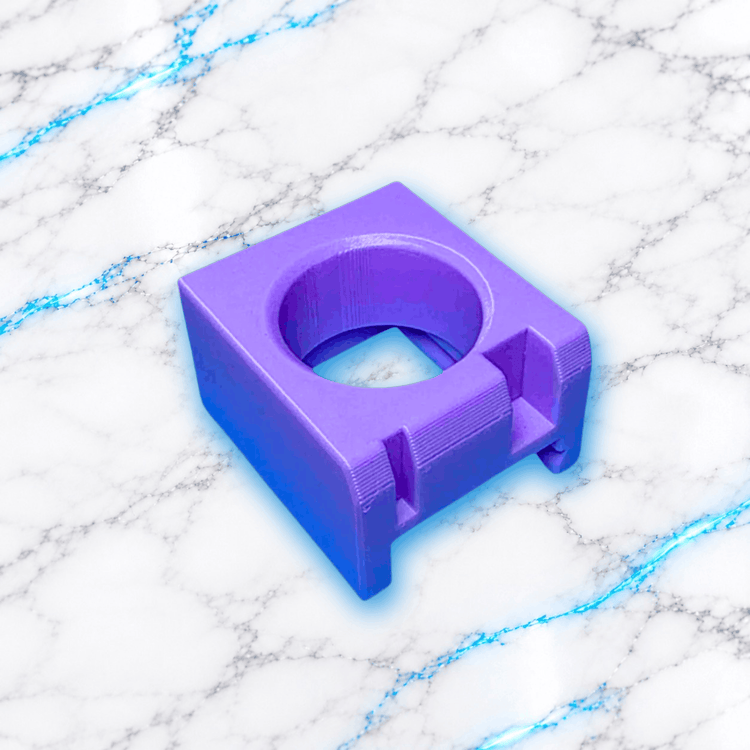 Adaptateur boîte pour Diamond Painting UnBrunBarbu imprimé en 3D, modèle violet et bleu avec ouverture circulaire et encoches de fixation, présenté seul sur fond marbre blanc veiné de bleu électrique.