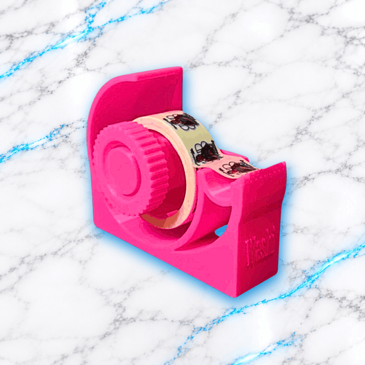 Le Coupe Washi UnBrunBarbu, accessoire rose fuchsia imprimé en 3D pour Diamond Painting, avec rouleau de washi tape et molette latérale, présenté sur fond marbre blanc veiné de bleu électrique.