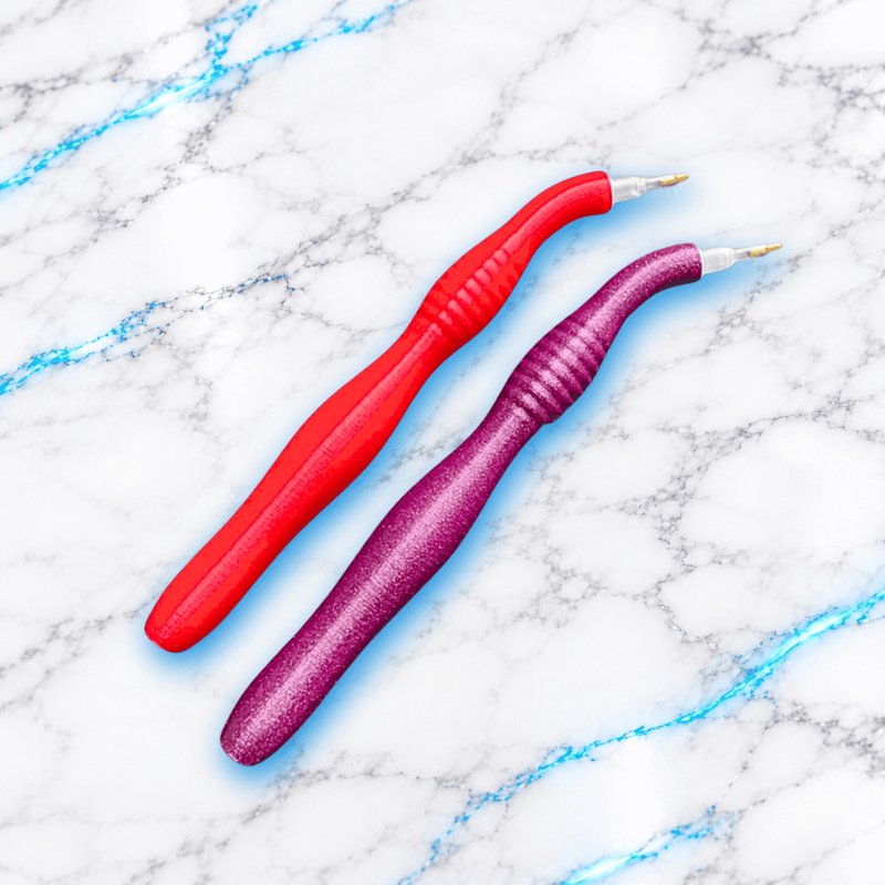 Deux crayons 3D courbés ergonomiques pour Diamond Painting, rouge et violet pailleté, conçus pour une prise en main confortable.