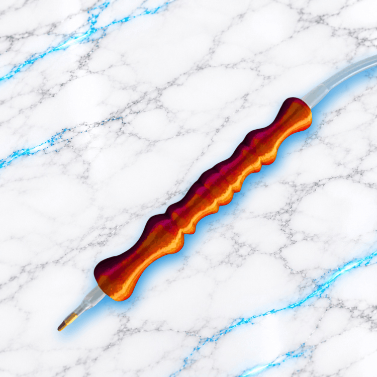 Crayon 3D AirStick pour Diamond Painting, manche ergonomique sculpté orange et rouge métallisé, avec pointe dorée et tube transparent pour machine à air.