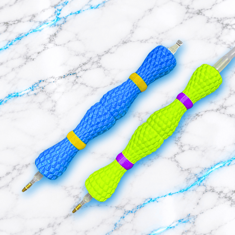 Deux crayons 3D Drako'Stylé pour Diamond Painting, bleu et vert fluo, avec texture en écailles de dragon, bagues colorées et embouts pour broderie diamant.