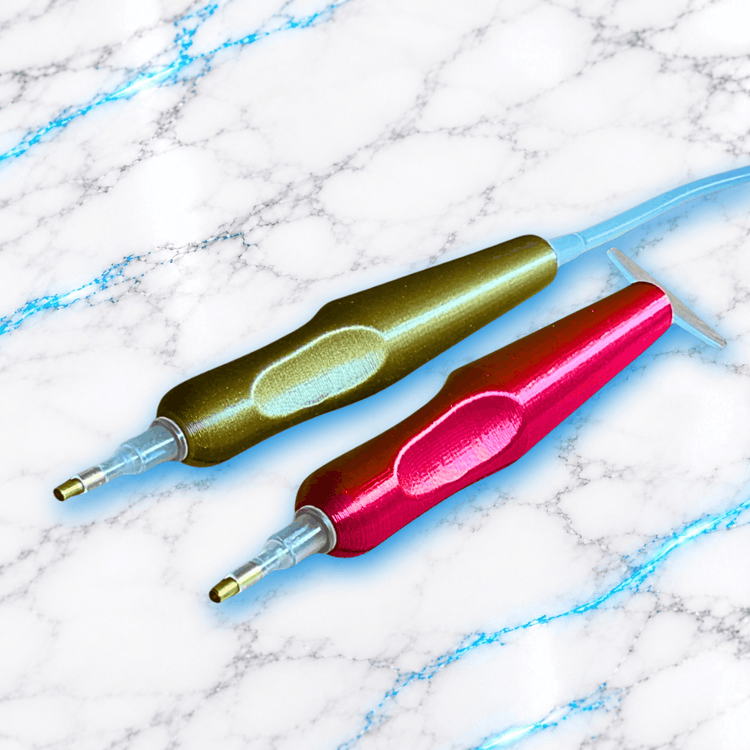 Deux crayons 3D ErgoPro pour Diamond Painting, doré et rose métallisé, avec poignées ergonomiques à empreinte pour les doigts et embouts de broderie diamant.