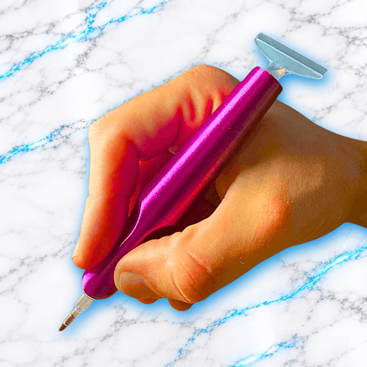 Crayon 3D ErgoPro rose métallisé pour Diamond Painting tenu en main, montrant sa prise en main ergonomique et ses embouts pour broderie diamant.