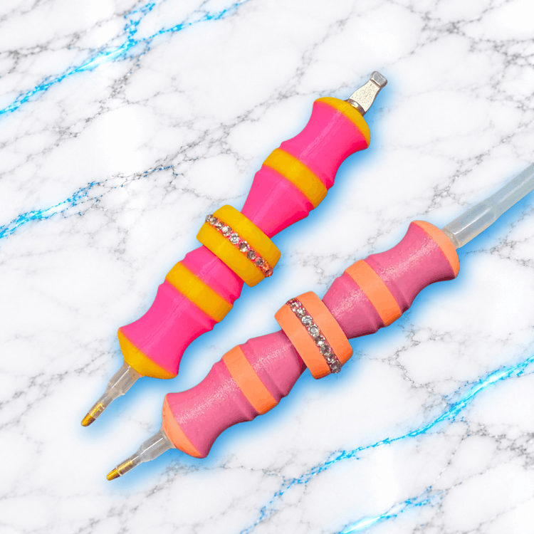 Deux crayons 3D GlitterPen pour Diamond Painting, roses avec bagues anti-stress ornées de strass, manches ergonomiques et embouts pour broderie diamant.