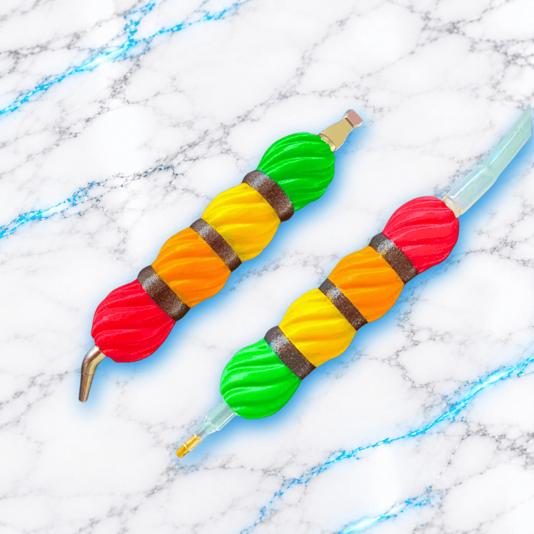 Deux crayons 3D SpectrumStick Rainbow pour Diamond Painting, aux couleurs vert, jaune, orange et rouge, avec reliefs torsadés et anneaux métallisés, présentés avec différents embouts.