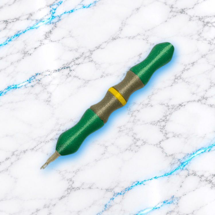 Crayon 3D StyloMagik 2 pour Diamond Painting, modèle ergonomique vert pailleté et gris métallisé avec anneau jaune et embout pour broderie diamant.