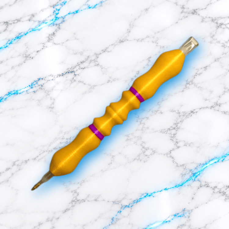 Crayon 3D StyloMagik pour Diamond Painting, coloris doré avec anneaux violets, corps ergonomique sculpté et embouts pour broderie diamant.
