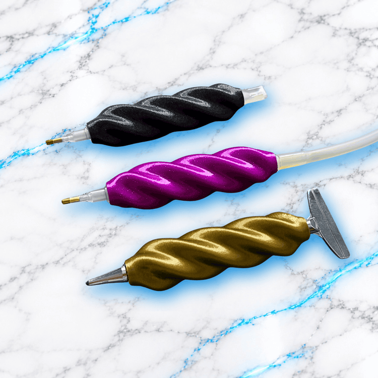 Trois crayons 3D Diamond Painting TwistAir ergonomiques et torsadés, noir, rose et doré, personnalisables et compatibles avec machine à air et embouts classiques.